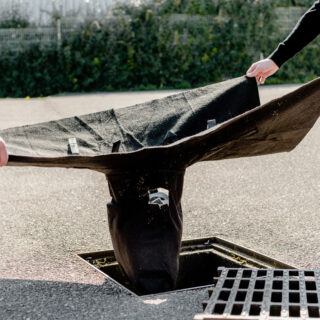 Pose d'un filtre de protection pour avaloir