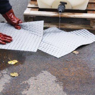 Zoom sur les prédécoupes du rouleau absorbant universel pour fuites d'eau et d'huile