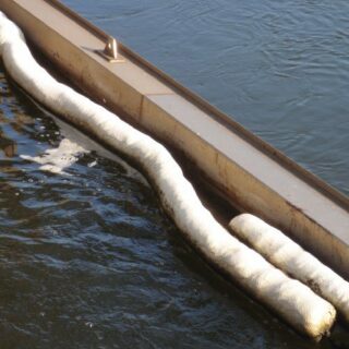 Barrage absorbant maritime hydrophobe pour le confinement des hydrocarbures en port